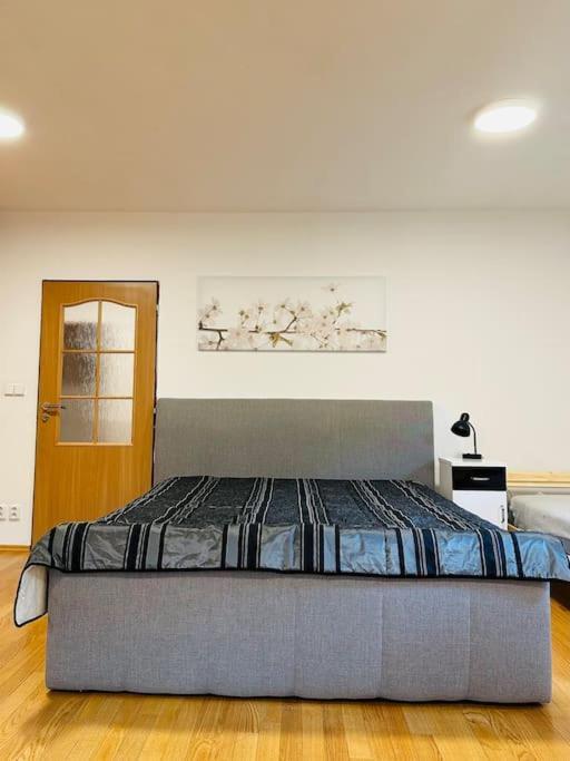 Family-Friendly Prague 5 Stay 외부 사진